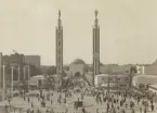 Jubileumsutställningen i Göteborg 1923. Öppna platsen framför Minneshallen med minareterna Lejonet och Kronan. Ur albumet Utställningen Göteborg 1923.