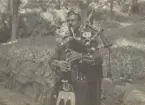 Jubileumsutställningen i Göteborg 1923. Man spelar säckpipa. Ur albumet Utställningen Göteborg 1923.