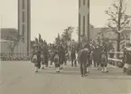 Jubileumsutställningen i Göteborg 1923. Parad med säckpipor och trummor vid minareterna Lejonet och Kronan. Ur albumet Utställningen Göteborg 1923.