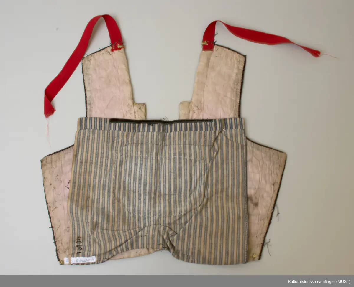 Gull- og sølvbånd og perler, silkebord. Ullbord rundt 3 av sidene