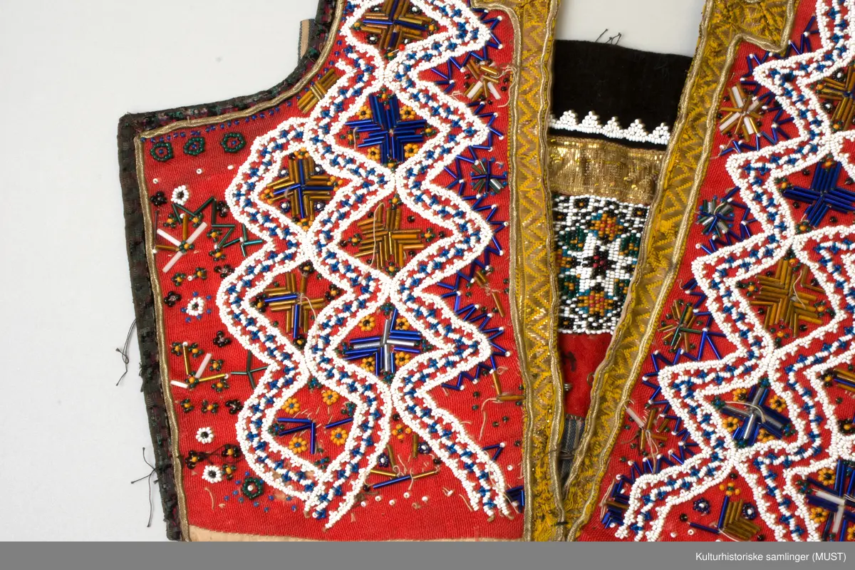 Gull- og sølvbånd og perler, silkebord. Ullbord rundt 3 av sidene