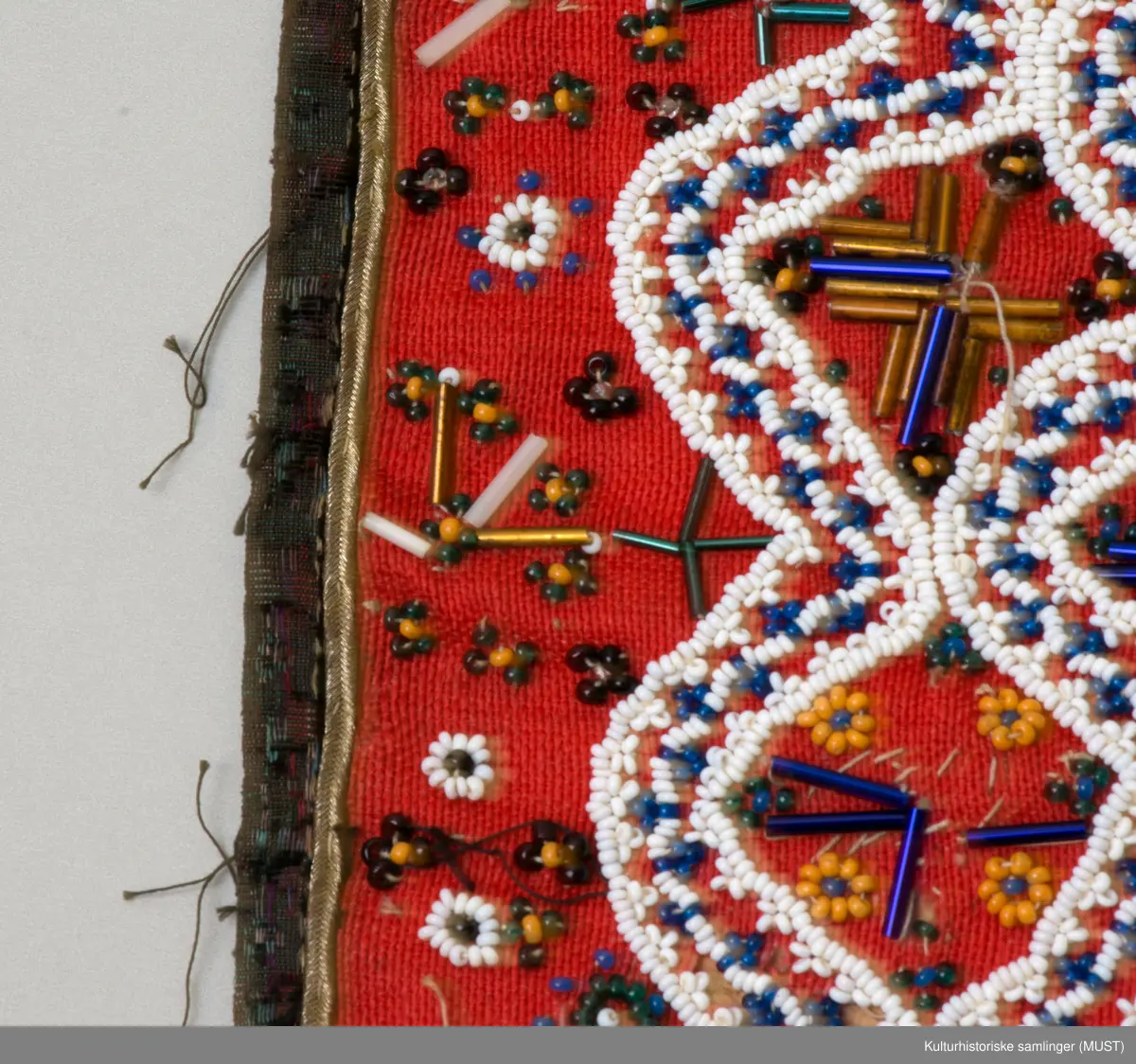 Gull- og sølvbånd og perler, silkebord. Ullbord rundt 3 av sidene