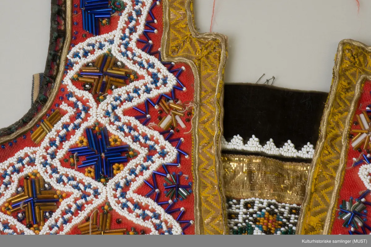 Gull- og sølvbånd og perler, silkebord. Ullbord rundt 3 av sidene