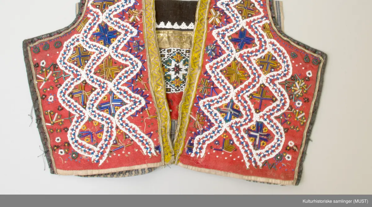 Gull- og sølvbånd og perler, silkebord. Ullbord rundt 3 av sidene