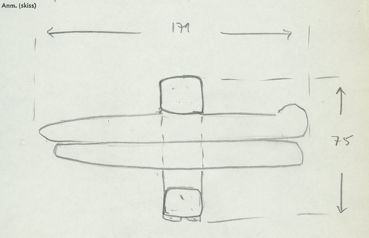 Bordklämma. Del av bordklämma bestående av den ena armen - eller käften. De ursprungliga kanterna och ändarna är i huvudsak väl bevarade. 840 mm från framänden finns  ett genomgående avlångt hål för tvärbrädan som håller ihop de två armarna. Eftersom märgen har lämnats kvar i ämnet har det bildats en märgspricka som löper längs översidans hela längd. Översidans kanter är fasade. Fasningens bredd är ca 25-30 mm. Ett genomgående, fyrkantigt spikhål med avtryck efter skalle på översidan, finns ca 55 mm från den smala ändens kant.  Verktygsspår på översidan, sannoligt av bilyxa. På den lätt välvda undersidan syns verktygsspår som troligen härrör  från en mer korteggad yxa. Det är gott om omotiverade och slumpvisa huggskador efter yxa, precis som om bordklämman vid något tillfälle har använts som huggkubbe. Föremålet är ganska oanfrätt.

För mer information se Dokumentationsblankett under Referenser – Länkade filer.