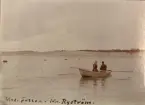 Mrs Sutton och Mr. Rydström i roddbåt vid Sandön. Telegrafkabel Dalarö - Sandö - Ar (Gotland). Ur album: Diverse kabelutläggning. Sverige - Tyskland. Helsingborg - Hälsningör. 1898.