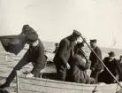 Reparation telegrafkabeln Skåre - Arkona 1914. I båt vid Skåre. Kapten Örsted. Ur album: Diverse kabelutläggning. Sverige - Tyskland. Helsingborg - Hälsningör.