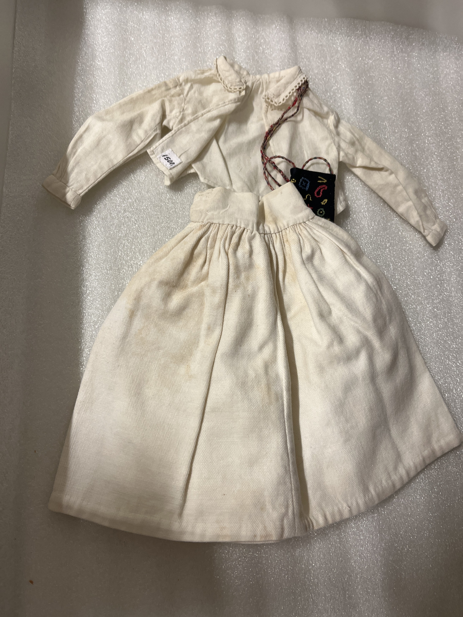 Rättviksdräkt med svart hätta. Hör till docka AM 1500-1

Kjol 200mm
Livstycke 70mm
Blus 105mm
Underkjol 200mm, av vitt bomullstyg