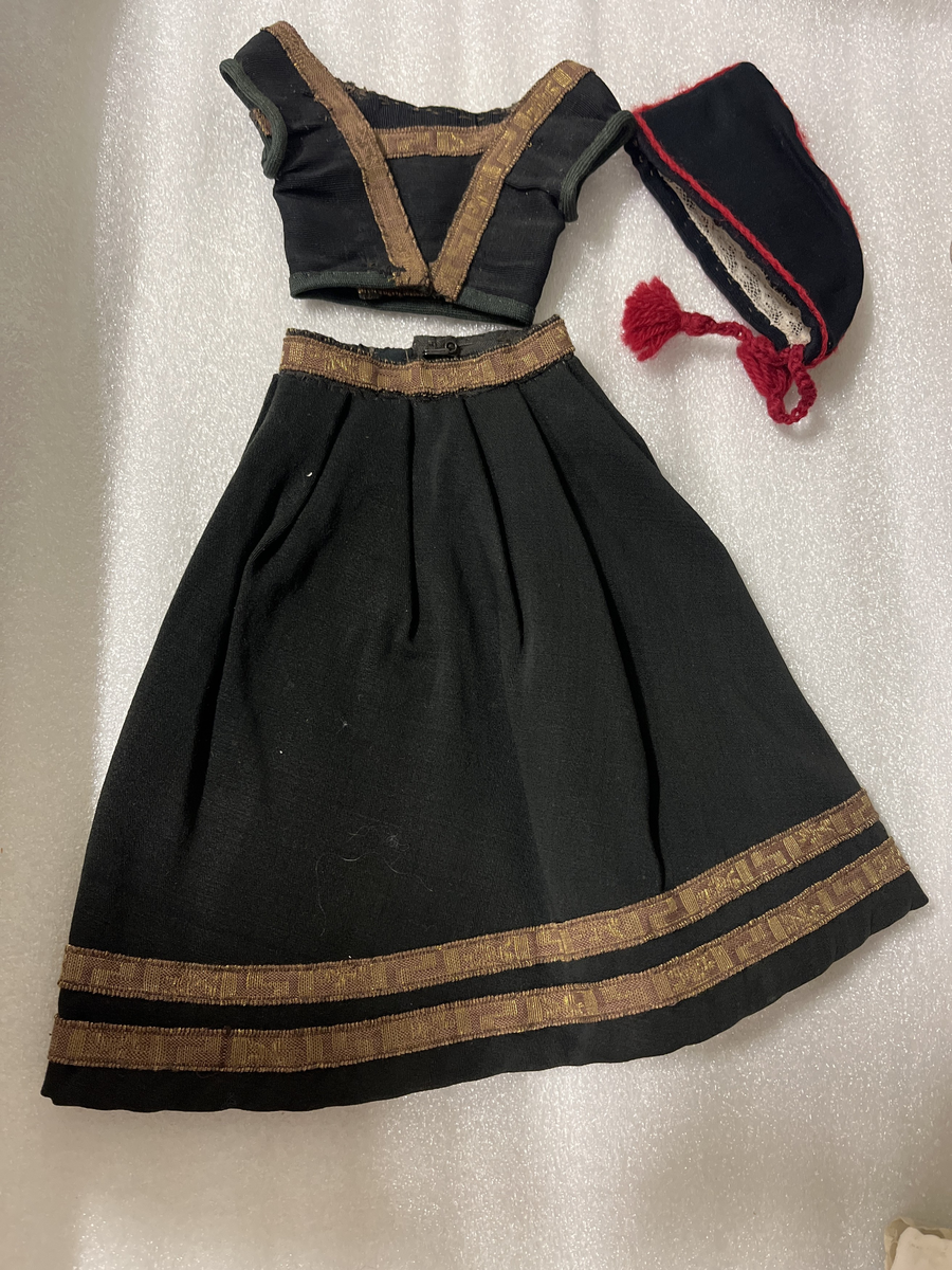 Rättviksdräkt med svart hätta. Hör till docka AM 1500-1

Kjol 200mm
Livstycke 70mm
Blus 105mm
Underkjol 200mm, av vitt bomullstyg