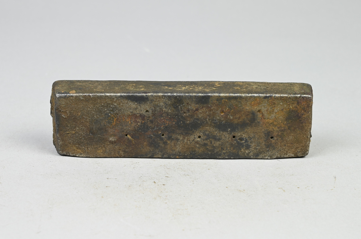 Prov på dragskiva av kokillhärdat gjutjärn. Provet kommer från Munkfors. Tillhörande lapp med samma notering.