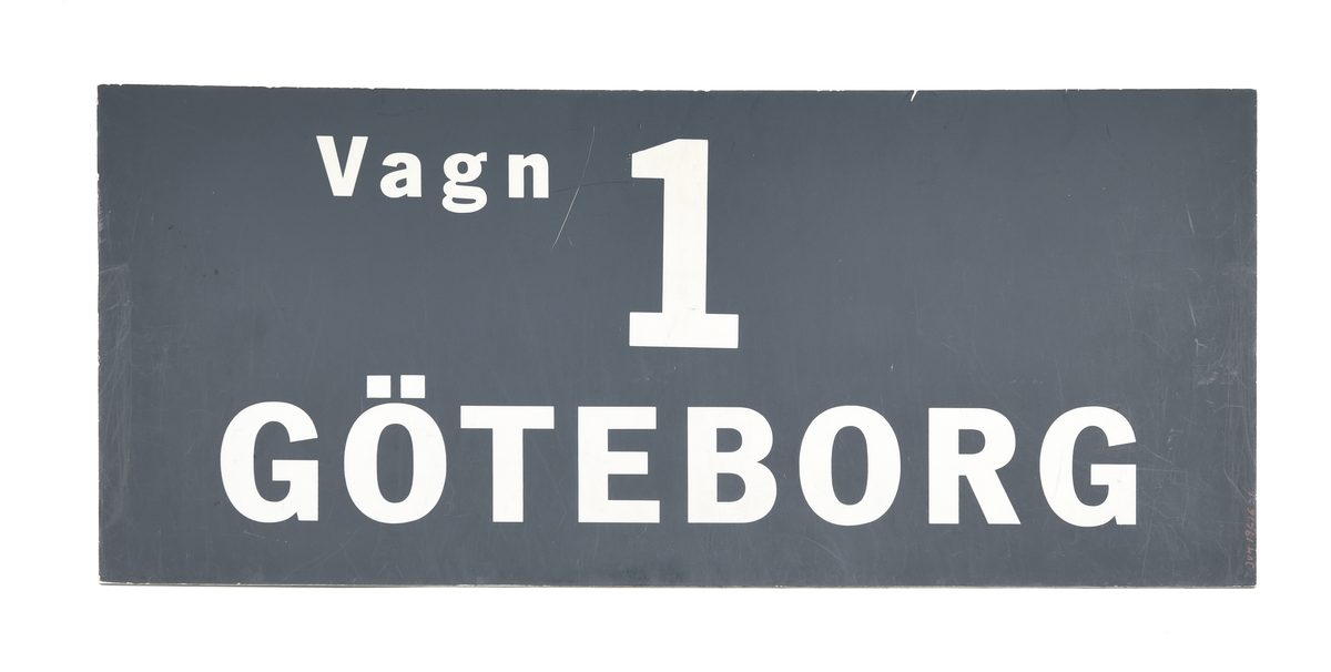 Sex stycken rektangulära dubbelsidiga plastskyltar med vit text på grå botten. 
Text på skyltarna: 
(:1) "Vagn 1, Göteborg".
(:2) "Vagn 2, Göteborg".
(:3) "Vagn 3, Göteborg".
(:4) "Vagn 4, Göteborg".
(:5) "Vagn 5, Göteborg".
(:6) "Vagn 6, Göteborg".

Skyltarna är identiska på båda sidor.