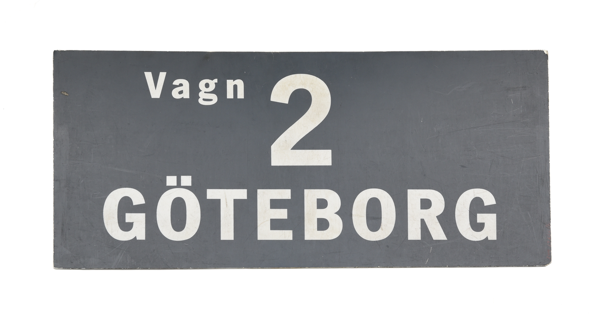 Sex stycken rektangulära dubbelsidiga plastskyltar med vit text på grå botten. 
Text på skyltarna: 
(:1) "Vagn 1, Göteborg".
(:2) "Vagn 2, Göteborg".
(:3) "Vagn 3, Göteborg".
(:4) "Vagn 4, Göteborg".
(:5) "Vagn 5, Göteborg".
(:6) "Vagn 6, Göteborg".

Skyltarna är identiska på båda sidor.