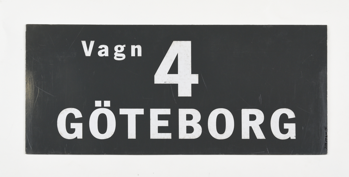 Sex stycken rektangulära dubbelsidiga plastskyltar med vit text på grå botten. 
Text på skyltarna: 
(:1) "Vagn 1, Göteborg".
(:2) "Vagn 2, Göteborg".
(:3) "Vagn 3, Göteborg".
(:4) "Vagn 4, Göteborg".
(:5) "Vagn 5, Göteborg".
(:6) "Vagn 6, Göteborg".

Skyltarna är identiska på båda sidor.
