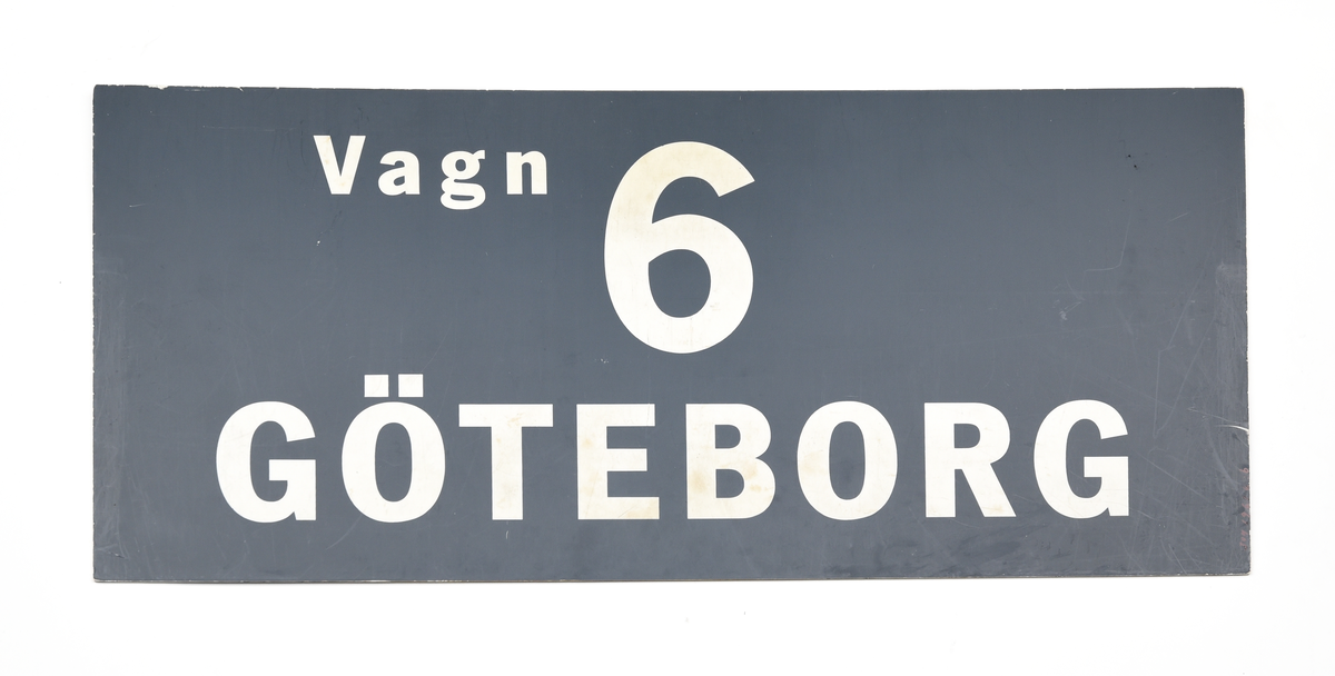 Sex stycken rektangulära dubbelsidiga plastskyltar med vit text på grå botten. 
Text på skyltarna: 
(:1) "Vagn 1, Göteborg".
(:2) "Vagn 2, Göteborg".
(:3) "Vagn 3, Göteborg".
(:4) "Vagn 4, Göteborg".
(:5) "Vagn 5, Göteborg".
(:6) "Vagn 6, Göteborg".

Skyltarna är identiska på båda sidor.