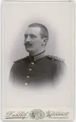 Porträtt på en man i uniform.