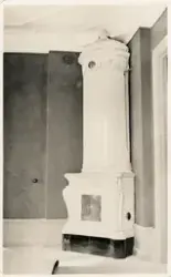 En rund, ornerad kakelugn i fastigheten Vasa nr 5, Värendsga