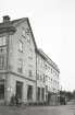 Fastigheten Blenda nr 1, efter tillbyggnad längs Bäckgatan på 1930-talet. Huset inrymde hotell Cecil.
I bakgrunden skymtar man Båtsmansbacken med Lilla Bäckgatan.