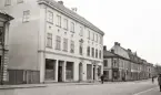 Fastigheten Blenda nr 1 (apoteket Sigfrid m.m.) på Storgatan, efter ombyggnad, ca 1927.