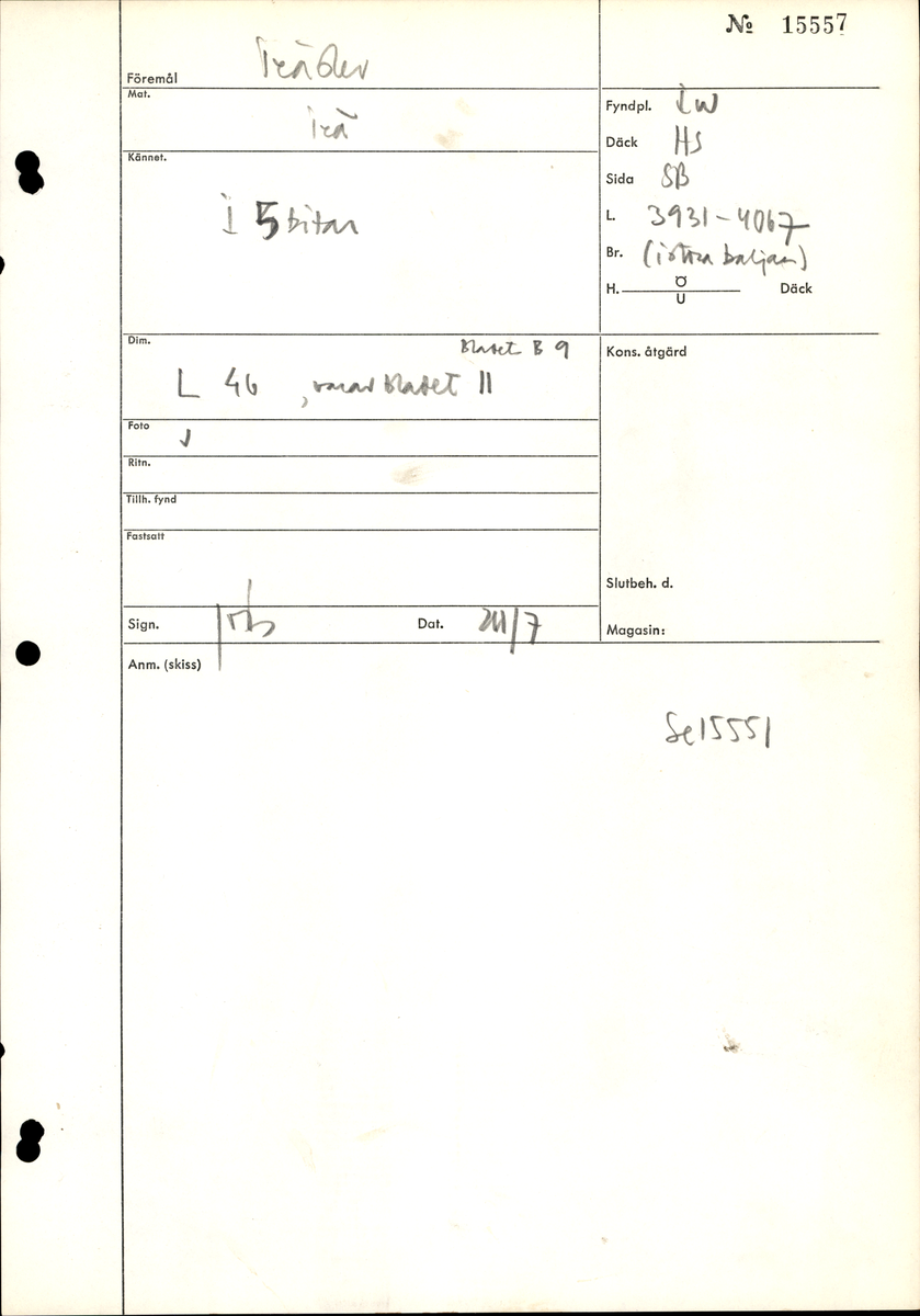 En träslev.

Skedbladet är ovalt och skaftet långt och rakt samt försett med en klack i den övre änden. Skedbladets yttre kanter saknas. Närmast skedbladet är skaftet något åsat men övergår till en mer platt form närmare klacken. I änden på skaftet, ovanför klacken, finns ett runt hål.

Träsleven har tidigare varit bruten i fem delar: skedbladet i två delar och skaftet i tre delar. Skaftet har monterats samman med hjälp av tunna nålar och skedbladet har limmats.

Sleven tycks ha varit utsatt för vattenslitage.

För mer information se Dokumentationsblankett under Referenser – Länkade filer.