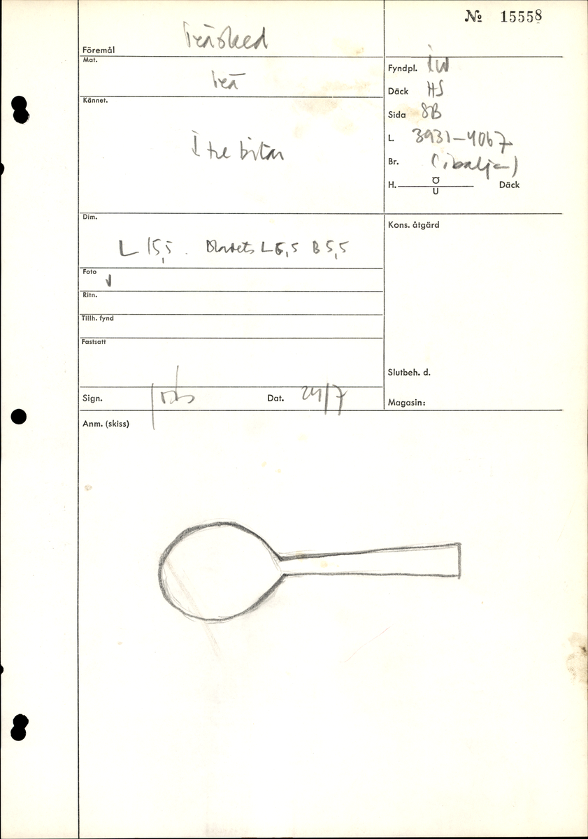 En träsked, bruten i fyra delar.

Skedskaftet är rakt och avsmalnande mot skedbladet. Skaftändens baksida är något avfasad. Skedbladet har ursprungligen troligtvis varit ovalt.

Skeden är mycket ömtålig. Skaftet är brutet på två ställen. Skedbladets övre parti saknas.

För mer information se Dokumentationsblankett under Referenser – Länkade filer.
