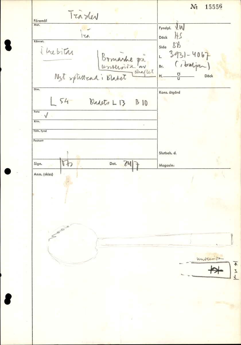 En träslev.

Sleven har tidigare varit bruten i fyra delar: skedblad samt tre skaftdelar. Skedbladet är ovalt och skaftet rakt med fyrkantigt tvärsnitt. I änden på skaftet, på undersidan, sitter ett bomärke. Skedbladet är brutet längs med kanten och har en synlig spricka. På den ena skaftdelen syns spår efter en lagning från tiden efter bärgningstillfället. Skedbladet och den längre delen av skaftet fogades samman av konserveringsenheten 1997 och idag består sleven av två delar.

Sleven tycks ha varit utsatt för kraftigt vattenslitage.

För mer information se Dokumentationsblankett under Referenser – Länkade filer.