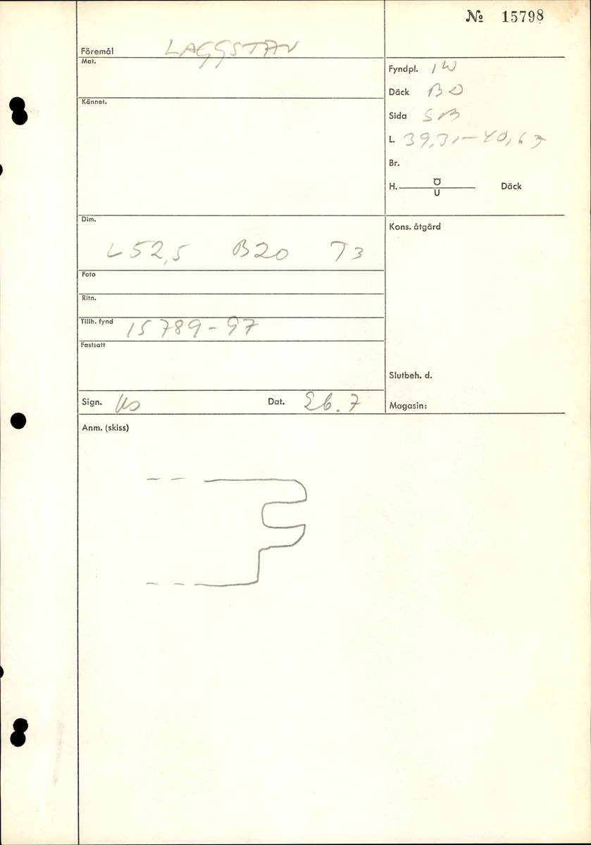 Laggstav till en balja. I stavens övre del finns ett urtag för en regel eller tvärslå. Urtaget är skadat och den övre delen saknas. Runt urtaget finns en fasad nedsänkning, eventuellt för någon form av beslag. På insidan av stavens nedre ände finns ett urtag. Urtaget är ett hugget spår där baljans bottenplatta sitter.