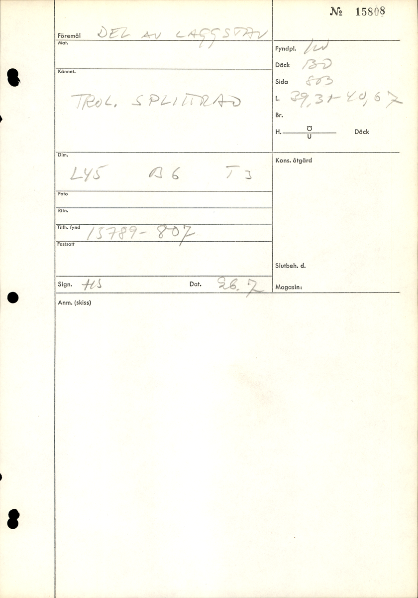 Laggstav till en balja. På insidan av stavens nedre ände finns ett urtag. Urtaget är ett hugget spår där baljans bottenplatta sitter.