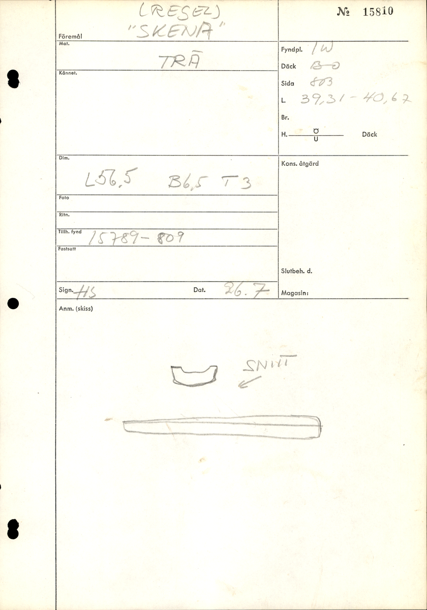 Regel till ett lock. Locket tillhör en laggad balja. Regeln sitter i ett spår som löper tvärsöver locket. Ett spår löper även utmed regelns undersida.