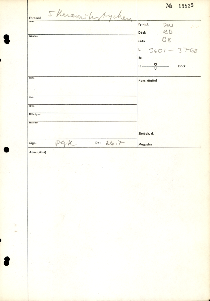 Kruka med två trindhänklar, ej komplett.
Krukan är fragmentarisk och sammansatt av ett flertal delar och bitar. Hela botten och delar av buken borta. Mynningsranden och bröstet nästan komplett. Mynningsvidd 190 mm. Förtjockad och profilerad mynningsrand med två trindhänklar som är ca 10 mm högre än mynningskanten.
På bröstet drejfåror. På skudervinkeln en ås och på bukkanten en ås.
Krukan är in- och utvändigt brunt blyglaserad, på buken mycket dåligt glaserad där den verkar sotig och sönderbränd.