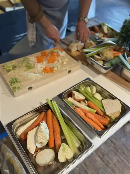 Her ser vi flotte grønnsaker som barna skal bruke når de lager fiskesuppe på matkurs