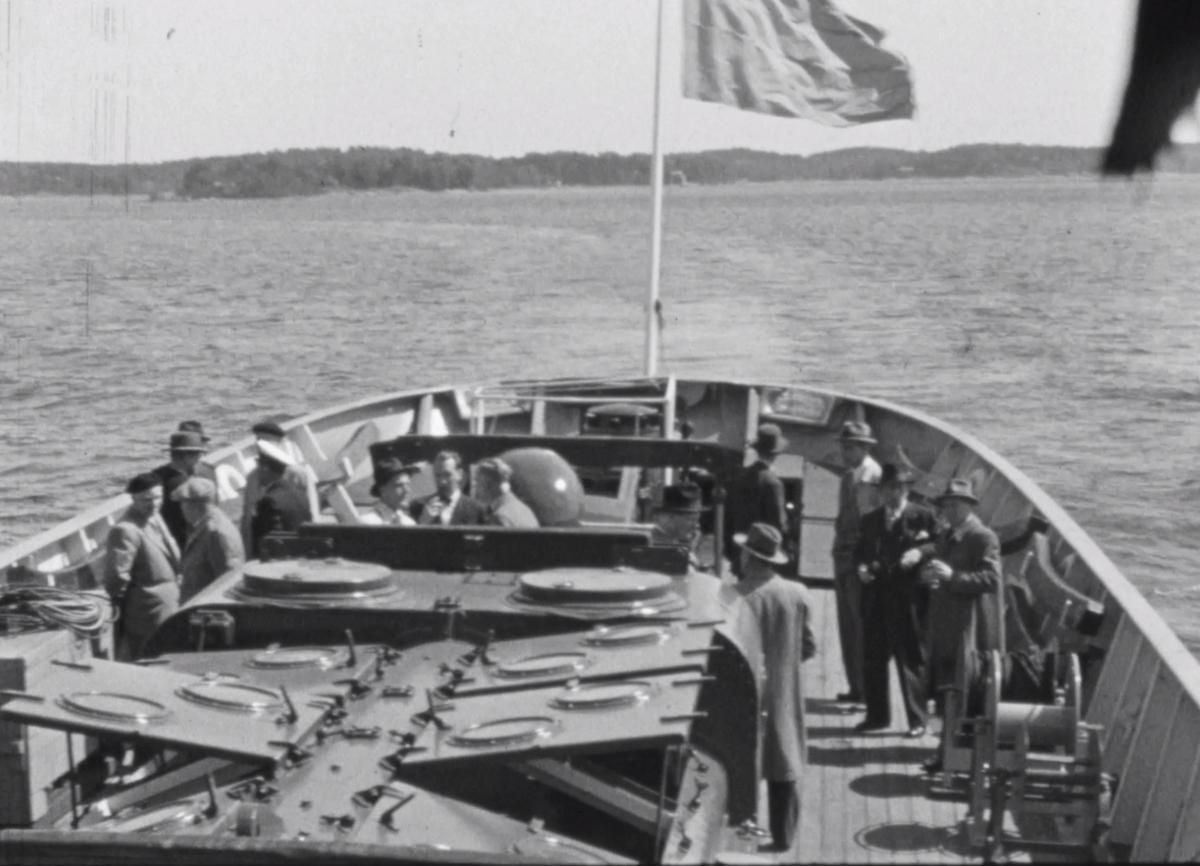 Provtur för Neptunbolagets bärgningsångare HERAKLES. Ombord finns fartygets besättning samt personer som till synes firar. Under färden röks pipor och förfriskningar intas. Filmen innehåller även bilder på fartygen WIRIL och HERMES.