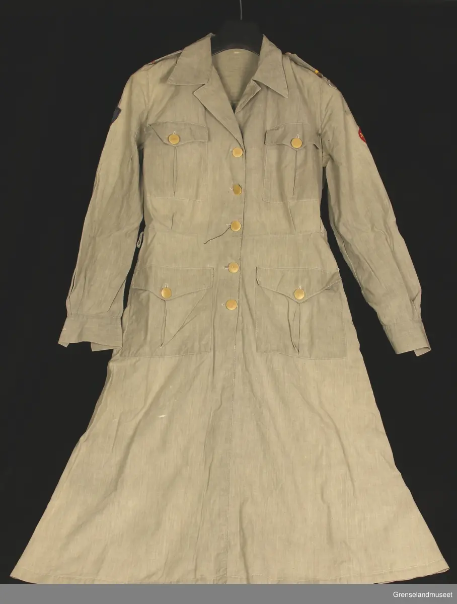 Grå kjole med distinksjoner