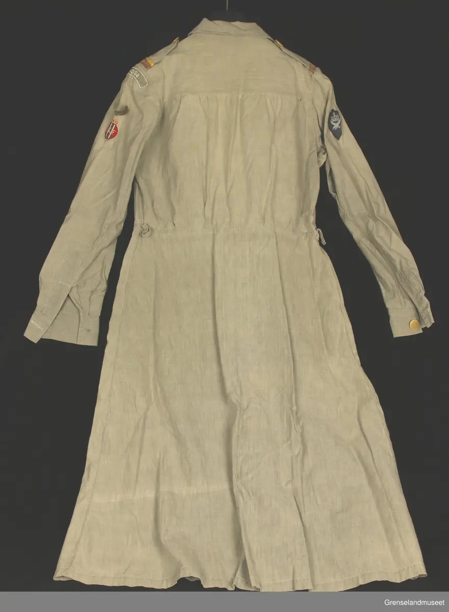 Grå kjole med distinksjoner