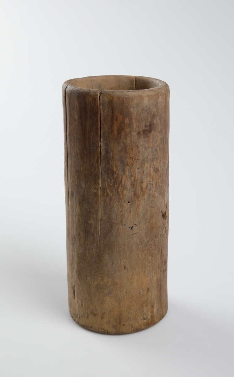 Holk att förvara salt i, av trä.
Inskrivet i huvudbok 1867.