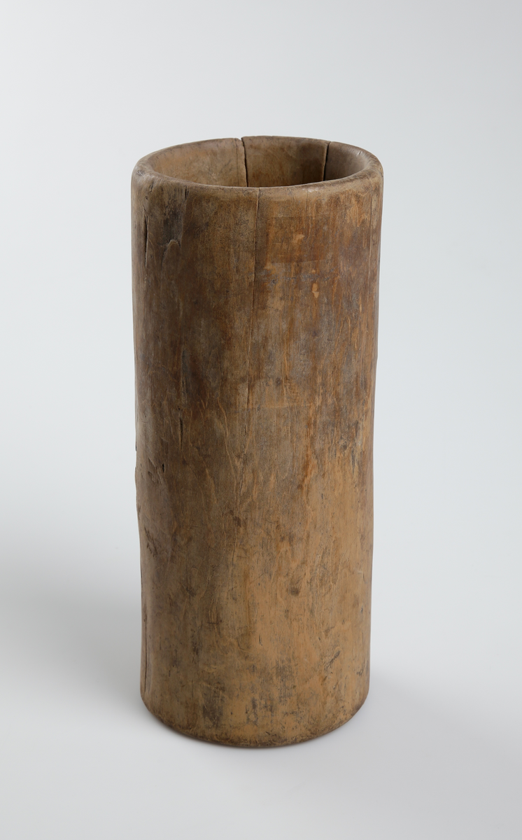 Holk att förvara salt i, av trä.
Inskrivet i huvudbok 1867.