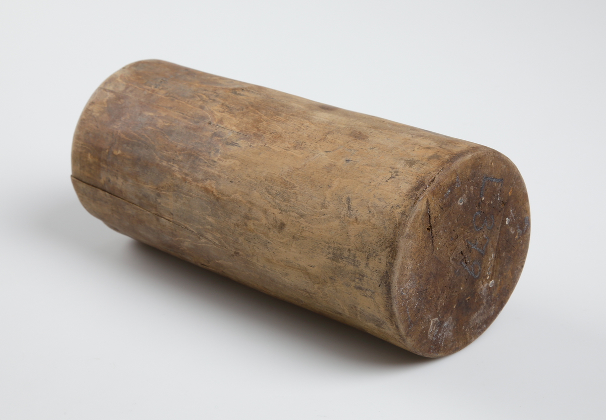 Holk att förvara salt i, av trä.
Inskrivet i huvudbok 1867.