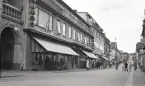 Fastigheten Blenda nr 5, längs Klostergatan Växjö, efter ombyggnad, trol. i mitten av 1930-talet.
Till vänster ser man ingången till fotograf Hjalmar Lindblads ateljé (Studio Visit), följt av trol. nyöppnade Grands dam- och herrekipering m.m.