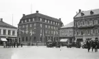 Göteborgs Bank, vid Stora torg i Halmstad.
Vid sidorna syns flera butiker, bl a Kalbs guldsmedsaffär.