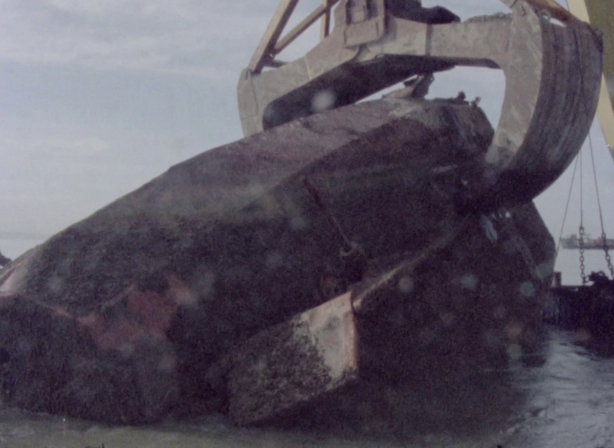 Film från det svenska bärgnings- och dykeribolaget Neptuns arbete på plats i Port of Spain, Republiken Trinidad och Tobago. I inledningen visas flygplatsen, Government House, premiärministerns kontorsbyggnad, Queen's Royal College, en hotellanläggning med pool och ett oljerafinaderi.


Kran- och bogseringsfartyg lastas av från Neptunbolagets pråm HERA. Kameran får följa med dykare under ytan för att se såväl vrak och svetsningsarbete som fiskar och korallrev. Kranfartyget HEBE I, utrustat med vajrar och gripskopa, lyfter upp hela och delar av vrak ur farleden in till Port of Spain. Två av de bärgade fartygen sjunker på nytt. En hydrografisk undersökning genomförs för att lokalisera vrak i farleden.