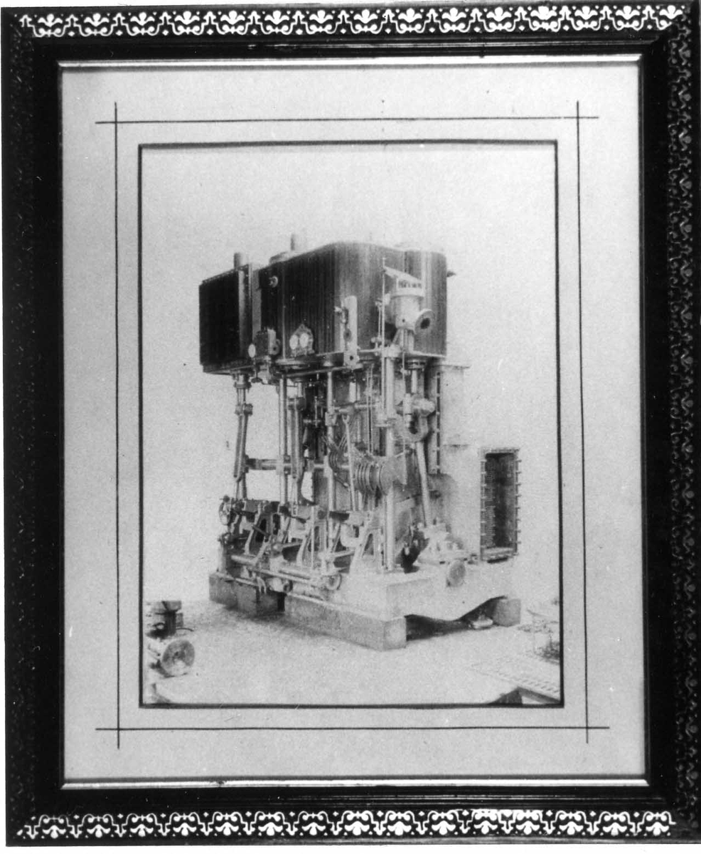 Trippelångmaskin avsedd att inmonteras i ångfartyg.