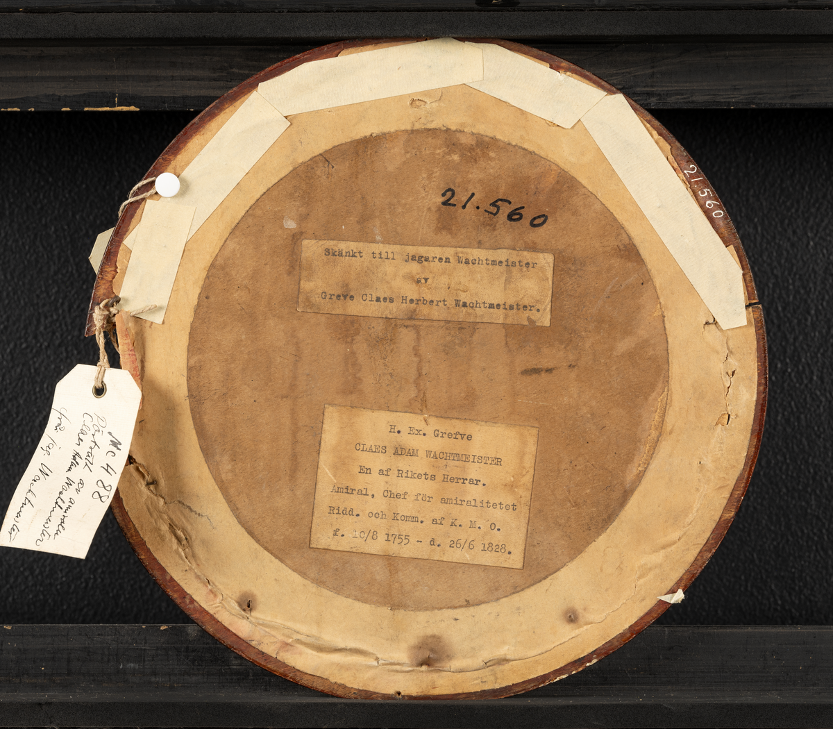 Rund, mahognyfärgad träram.