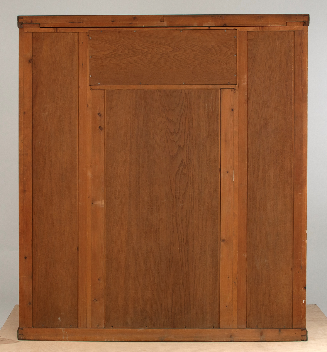 Buffet i bonet eik, dekorert med intarsia av ibenholt (?) og messingbeslag. Møblementet har en streng arkitektonisk oppbyggning, og preges av et spill mellom vertikale og horisontale volumer. Midtpartiet består av et vitrineskap med dobbeltdører, dekorert med felt av krysspostvinduer. Det rektangulære overskapet har svakt buet innramming. På hver side av midtpartiet to smale vertikale skap, hvis dører er dekorert med intarsia i form av geometriske jugendornamenter. Buffeten avsluttes med et profilert toppstykke.