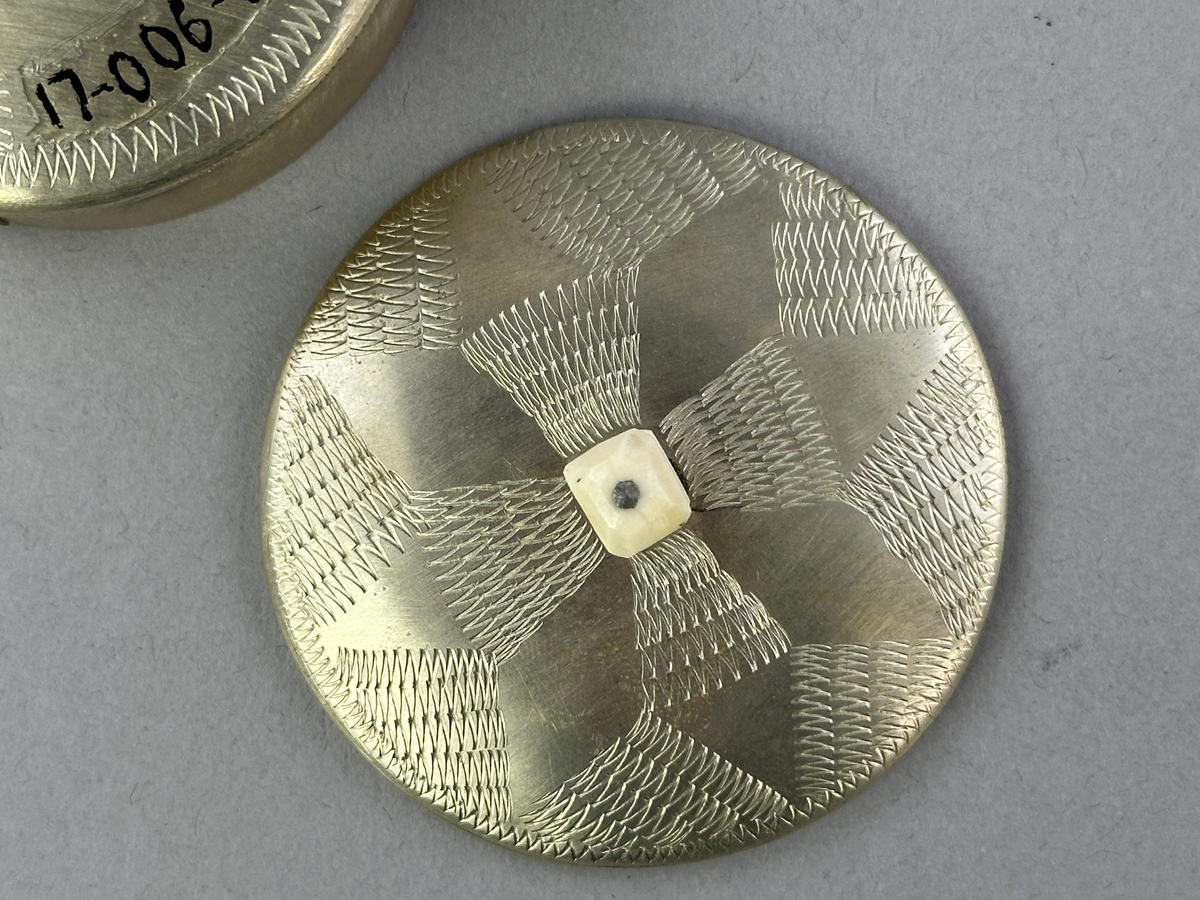 Saltkar, i form av rund burk med lock, i silversmide utfört av resandefolk. Metall i botten och lock med graverat mönster. Kohorn mellan botten och lock, ben i fötter och knopp. Till saltkaret hör en sked, se inv.nr 0875.