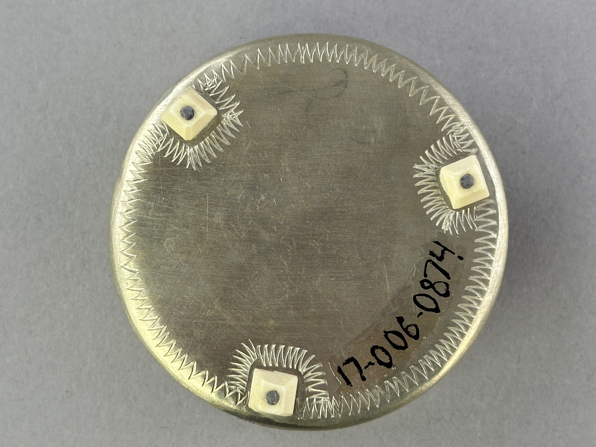 Saltkar, i form av rund burk med lock, i silversmide utfört av resandefolk. Metall i botten och lock med graverat mönster. Kohorn mellan botten och lock, ben i fötter och knopp. Till saltkaret hör en sked, se inv.nr 0875.