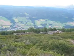Steinmuren etter fjøset på Gamle Toftesetra i vigga på vests
