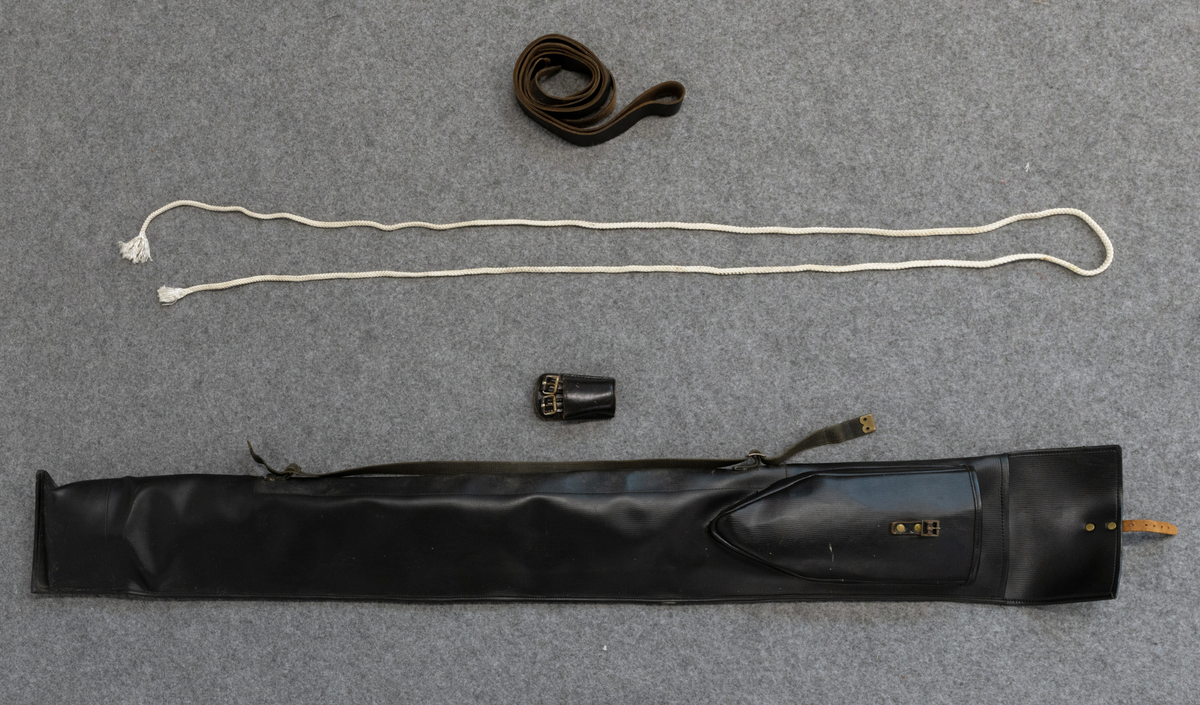 AHF000806a Dansk flagga, dubbel fanduk i rött och vitt, tuskaftat ylle. Kantad med röd och vit yllesnodd. Maskinbroderad text i konstsilke. 
AHF000806b Tvådelad stång med fantopp, snodd med tofsar i rött och vitt silke med träkärna. 
AHF000806c Bärrem av brunt läder. 
AHF000806d Fodral.