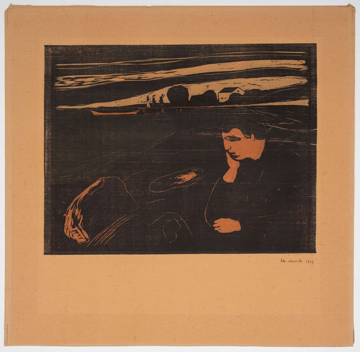 I forgrunnen sitter en mann på en strand med hodet støttet av sin høyre hånd. I bakgrunnen går en kvinne og to menn utover en brygge med en fortøyd båt. Bak bryggen et hus og trær.