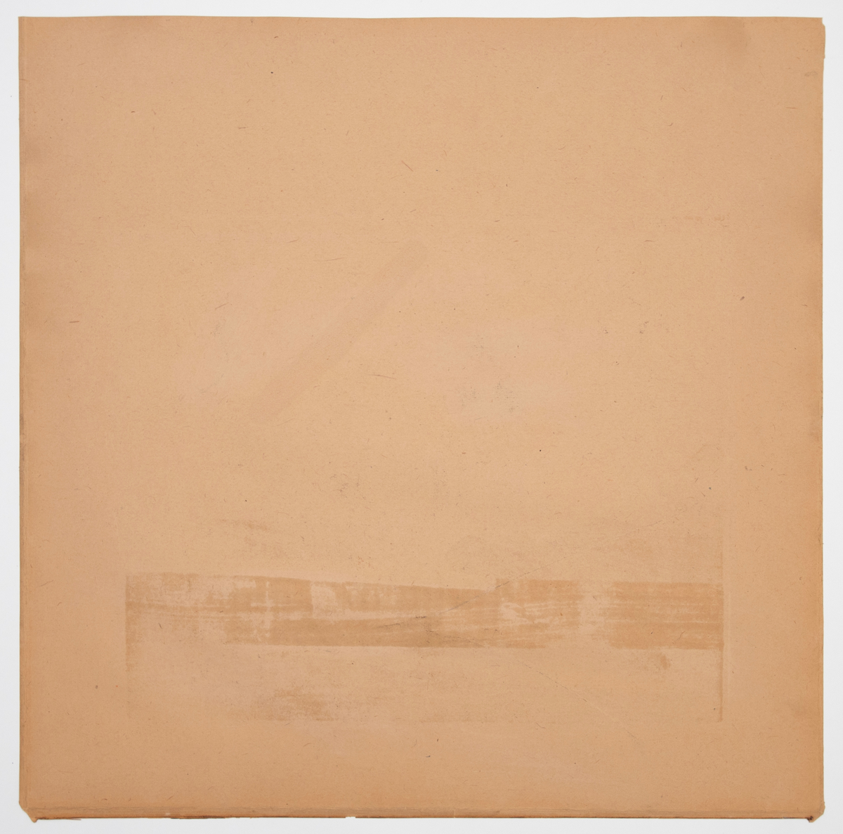 I forgrunnen sitter en mann på en strand med hodet støttet av sin høyre hånd. I bakgrunnen går en kvinne og to menn utover en brygge med en fortøyd båt. Bak bryggen et hus og trær.