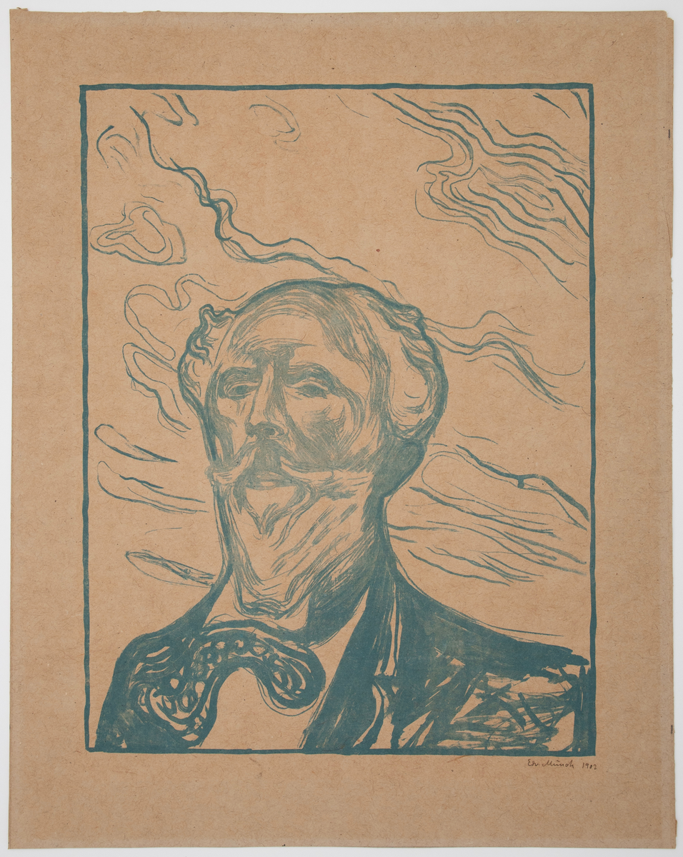 Et brystbilde av en mann sett nedenfra. I bakgrunnen skyer.