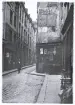 Bilden visar Rue Saint-Julien-le-Pauvre i Paris, nära Notre-Dame. Bilden visar en typisk parisisk gränd med kullerstenar och äldre byggnader, 1921.